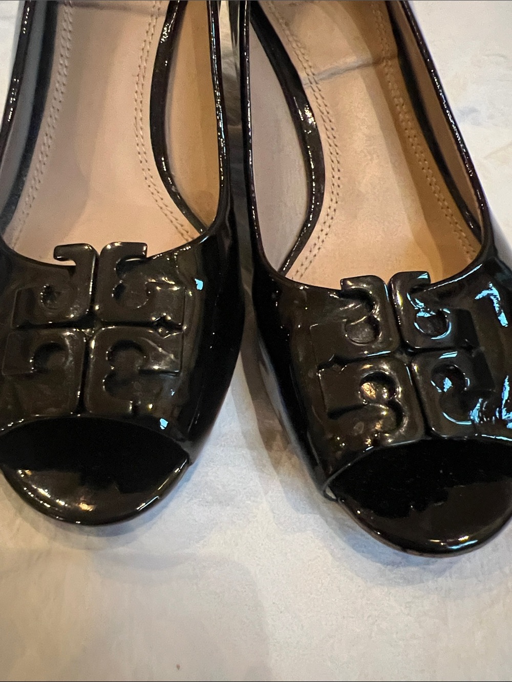 Tory Burch Black Patent Leather Wedge Flats with Logo peep toe 9M - Picture 2 of 10